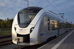 Mitteldeutsche Regiobahn für den Verkehrsverbund Mittelsachsen GmbH mit dem Coradia Continental 2 (1440 331' (NVR: '94 80 1440 331-5 D-BOBy....') als RB45 nach Chemnitz Hbf. am 20.10.25 abfahrtbereit Bahnhof Elsterwerda.  