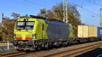 TX Logistik AG, Troisdorf [D] mit der geleasten Alpha Trains Vectron  193 557  [NVR-Nummer: 91 80 6193 557-6 D-ATLU] und einem Containerzug  am 06.11.25 Höhe Bahnhof Magdeburg-Neustadt.