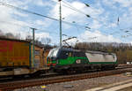 Die an die TX Logistik AG (Troisdorf) vermietete Siemens Vectron MS 193 283 (91 80 6193 283-9 D-ELOC) der European Locomotive Leasing, f�hrt am 13.04.2021 mit einem KLV-Zug durch den Bahnhof Betzdorf
