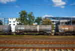 Vierachsiger Drehgestell-Kesselwagen 37 80 7848 162-9 D-VTG, der Gattung Zans, der VTG AG /Hamburg), im Zugverbund am 08.10.2021 bei der Zugdurchfahrt in Troisdorf.