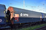 Drehgestell-Flachwagen mit vier Radsätzen, verschiebbarem Planenverdeck und Lademulden für Coil-/Spaltbandtransporte vom Einsteller VTG mit der Nr.