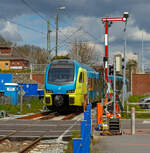 Zwei gekuppelte vierteilige Stadler FLIRT� der WestfalenBahn GmbH (WFB), ein Unternehmen der Abellio GmbH erreichen am 01.05.2022, als RE 15 „Emsland-Express“ den Bahnhof Emden Au�enhafen.