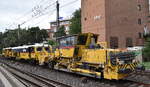  Hier die Fa. Willke Logistics GmbH mit ihrer Maschine ( D-WWL 99 80 9424 011-1 ) + Schotterverteil- und Planiermaschine Deutsche Plasser  SSP 110 ( D-WWL 99 80 9425 103-5 ) am 07.08.26 H�he Bahnhof Hamburg-Harburg.