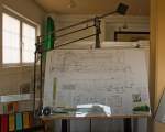 So �hnlich sah fr�her ein Arbeitsplatz eines Dampflok-Konstrukteurs der Fa. Jung aus, ausgestellt im Heimatmuseum Kirchen/Sieg, hier am 01.04.2012. Wobei in einem Gro�raumb�ro, mit Rei�brett an Rei�brett, gearbeitet wurde. Zudem wurden f�r solch gro�e Zusammenstellungszeichnungen gr��ere Rei�bretter verwendet. Heute wird alles nur noch mit CAD am Computer gemacht, ich habe noch die alte Arbeitsweise gelernt. Auf dem Brett befindet sich eine Kopie einer Zeichnung einer Dampflok f�r die finnische Staatsbahn aus den Jahre 1952, das Original wurde auf Transparentpapier mit Tusche gezeichnet.