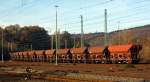 Abgestellter Ganzzug von offene Sch�ttgutwagen mit dosierbarer Schwerkraftentladung und zwei Rads�tzen (Gattung Fcs), hier am 13.11.2011 in Betzdorf/Sieg.