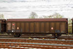 2-achsiger gro�r�umiger Schiebewandwagen 21 80 247 4 463-1D-DB der Gattung Hbillns 303 (ex Hbikks-tt 303) der DB Cargo am 14.04.2018 im Zugverband bei der Durchfahrt im Bahnhof Friedberg (Hessen).