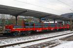 Drehgestellflachwagen mit vier Rads�tzen, mit Rungen und Stirnwandklappen, jedoch ohne Seitenwandklappen, Gattung Rns 674 - 31 80 3505 037-2 der DB Schenker Rail, hier im Zugverbund bei der Durchfahrt