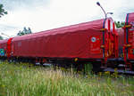Drehgestellflachwagen mit sechs Rads�tzen, verschiebbarem Planenverdeck und Lademulden f�r Coiltransporte, der DB Cargo, eingestellt als 31 80 4876 788-9 D-DB, der Gattung Sahimms-tu 900.2, abgestellt