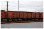 4-achsiger Drehgestellwagen mit Rolldach speziell f�r Tonerde, der Gattung Tamns 895 (31 80 080 3 746-3 D-DB) der DB Schenker Rail, abgestellt am 03.01.2014 beim Bahnhof Montabauer.