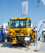 
Zweiwege-Fahrzeug (Rangierfahrzeug) TERBERG / ZAGRO Truck RR 282 mit automatischer Rangierkupplung (RK 900) wurde auf der Messe “transport logistic 2019“ in M�nchen (hier 05.06.2019) pr�sentiert.

Das Zweiwege-Fahrzeug TERBERG / ZAGRO Truck RR 282 6x4 ist f�r den Einsatz auf Schiene und Stra�e konzipiert und kann bei Spurweiten von 1.435 bis 1.668 mm Anh�ngelasten bis zu 2.800 Tonnen rangieren. Ein hohes Bruttokombinationsgewicht, der enge Wendekreis auf Stra�en sowie die gute Verf�gbarkeit von Ersatzteilen machen das Zweiwegefahrzeug effizient und flexibel.

TECHNISCHE DATEN:
Spurweite: 1.435 mm
Schienenf�hrung: ZARGO Typ 490 mit 400 mm Laufr�dern
Gesamtgewicht: 29 t
Anh�ngelast: bis 2800 Tonnen
Wendekreis Stra�e: 13,5 m
Geschwindigkeiten (Schiene): 30 km/h ohne und 20 km/h mit Anh�ngelast
Besonderheiten:
Funkfernsteuerung auf der Schiene. Abnahme nach � 32 Eisenbahn-Bau- und Betriebsordnung m�glich. Hochleistungs-Waggonbremsanlage, zugelassene Sicherheitsfahrschaltung, induktive Zugsicherung (PZB 90) zum Befahren vonHauptstrecken (optional) m�glich.