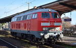 DB Regio AG mit ihrer  218 483-6  (NVR:  92 80 1218 483-6 D-DB ) am 08.12.25 Durchfahrt Bahnhof Magdeburg-Neustadt.