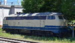 Railsystems RP GmbH, Gotha mit ihrer  218 447-1  (NVR:  92 80 1218 447-1 D-RPRS ) abgestellt am 27.05.26 am Rande des Bahnhof Dessau Hbf.
