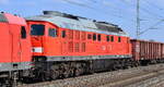 DB Cargo AG, Mainz [D] mit ihren  232 255-0  [NVR-Nummer: 92 80 1232 255-0 D-DB] am Haken von  185 177-3  [NVR-Nummer: 91 80 6185 177-3 D-DB] u.