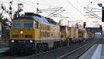 DB Bahnbau Gruppe GmbH, Königsborn mit ihrer Ludmilla  233 493-3 , Name:  Tiger   (NVR:  92 80 1233 493-6 D-DBBBG ) und firmeneigenen Schienengleisumbauzug am 06.11.25 Durchfahrt Bahnhof