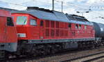 DB Cargo AG, Mainz [D] mit ihren  233 112-2  (NVR:  92 80 1233 112-2 D-DB ) am Haken von  152 031-1  [NVR-Nummer: 91 80 6152 031-1 D-DB] + gemischtem Güterzug am Haken am 11.03.26 Höhe
