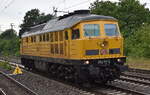DB Bahnbau Gruppe GmbH, K�nigsborn mit ihrer Ludmilla  233 493-6  [NVR-Nummer:  92 80 1233 493-6 D-DBBBG ] am 04.06.26 H�he Bahnhof Saarmund.