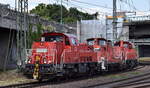DB Cargo AG, Mainz [D] mit ihrer Dieselloks  261 017-8  (NVR:  92 80 1261 017-8 D-DB ) +  363 446-6  (NVR:  98 80 3363 446-6 D-DB ) und  261 055-8  (NVR:  92 80 1261 055-8 D-DB ) am 20.05.25 Höhe Bahnhof Hamburg-Harburg.