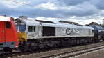DB Cargo AG, Mainz mit ihrer  077 017-7  (NVR:  92 87 0 077017-7 F-DB ) am Haken von   185 240-9  und einem gemischten Güterzug am Haken am 16.07.25 Höhe Bahnhof Luckenwalde.