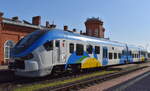 Polregio sp. z o.o. mit ihrem Pesa Link Triebzug  SA139-002  (NVR:  95 51 2 720 042-8 PL-PREG..... ) am 13.08.25 in Bahnhof (oben) Kostrzyn nad Odrą.