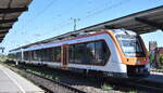 DB Regio AG hat zum  1. August 2026 nun vollst�ndig Die Regionalverkehre Start Deutschland GmbH (Marke: start) integriert und auch ein neues Design f�r die Z�ge entwickelt, hier Coradia Lint 41 nun in orangem Design mit DB Keks   1648 932  (NVR:  95 80 1648 932-9 D-RVSD..... ) + in altem Design  1648 931  (NVR:  95 80 1648 931-1 D-DB..... ) und der RB 36 Richtung Magdeburg Hbf. am 12.08.26 im Bahnhof Magdeburg-Neustadt.
