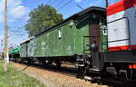 Schöner alter polnischer Bahndienstwagen (Wohnwagen) der Fa. Fa. Zakład Robót Komunikacyjnych – DOM w Poznaniu Sp. z o.o. mit der Nr. 99 51 PL-ZRKPN 9550 136-7 als Begleitwagen eines Gleisbauschienenkrans am Haken von  'SM42-883' ...