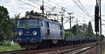 PKP CARGO S.A.it ihrer 'ET22-926' (NVR: '91 51 3 150 271-7 PL-PKPC') und einigen Drehgestell-Flachwagen (leer) am 13.08.25 Höhe Bahnhof Kostrzyn nad Odrą.