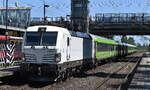 FlixTrain GmbH, München [D] mit der recht neuen geleasten ELL Vectron  7193 602  [NVR-Nummer: 91 80 7193 602-8 D-ELOC] und Wagengarnitur zur Bereitstellung am 13.06.25 Durchfahrt Bahnhof