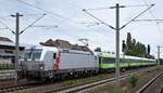 FlixTrain GmbH, M�nchen [D]  mit ihrer Vectron  7193 012  [NVR-Nummer: 91 80 7193 012-0 D-FLIX] und Wagengarnitur aus Dresden Richtung Berlin Hbf. am 17.08.26 H�he Bahnhof Luckenwalde.