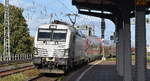 DB Regio AG [D] mit der geleasten ELL Vectron  7193 637  [NVR-Nummer: 91 80 7193 637-4 D-ELOC] und einem PbZ am 14.10.26 Durchfahrt Bahnhof Magdeburg Neustadt.