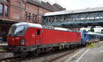 Danske Statsbaner (DSB; deutsch „D�nische Staatsbahnen“) mit iher Vectron  EB 3210  [NVR-Nummer: 91 86 0003 210-9 DK-DSB] mit der t�glichen EC Verbindung von Hamburg nach Kopenhagen mit tschechischen EC Personenwagen bei der Abfahrt Bahnhof Hamburg-Harburg, 28.07.26 
