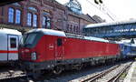 Danske Statsbaner (DSB; deutsch „D�nische Staatsbahnen“) mit ihrer Vectron  EB 3225  [NVR-Nummer: 91 86 0003 225-7 DK-DSB] am Ende des Zuges vorne war eine andere Nummer? daran mit der t�glichen EC Verbindung von Hamburg nach Kopenhagen mit tschechischen EC Personenwagen bei der Abfahrt Bahnhof Hamburg-Harburg, 03.08.26