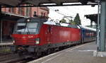 Danske Statsbaner (DSB; deutsch „D�nische Staatsbahnen“) mit ihrer Vectron  EB 3227   [NVR-Number: 91 86 0003 227-3 DK-DSB] mit der t�glichen EC Verbindung von Hamburg nach Kopenhagen mit tschechischen EC Personenwagen bei der Abfahrt Bahnhof Hamburg-Harburg, 10.08.26