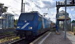 TCS - Train Charter Services B.V., 's-Hertogenbosch [NL] mit der von HTFS - HappyTrain Fleet Services B.V., Hendrik Ido Ambacht [NL] angemieteten  103004  [NVR-Nummer: 91 80 6101 033-9 D-HAPPY] und Wagengarnitur am 14.10.26 Durchfahrt Bahnhof Magdeburg Neustadt.