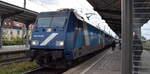 TCS - Train Charter Services B.V., 's-Hertogenbosch [NL] mit der  103002  [NVR-Nummer: 91 80 6101 128-7 D-TCS] und GoVolta Wagengarnitur am 29.10.26 Durchfahrt Bahnhof Magdeburg Neustadt. 