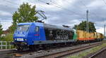 NeSA Eisenbahn-Betriebsgesellschaft Neckar-Schwarzwald-Alb mbH, Rottweil [D] mit ihrer  145 044-4  [NVR-Nummer: 91 80 6145 044-4 D-NeSA] mit SPENO Schienenschleifzug Typ RR 16 MS-6  „Rail Rectifier 16 MS“ + Beiwagen am Haken am 11.09.25 Höhe Bahnhof Magdeburg-Neustadt.
