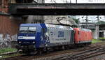RBH Logistics GmbH, Gladbeck [D] mit der Doppeltraktion angemieteter DB Loks  145 070-9  [NVR-Nummer: 91 80 6145 070-9 D-DB] +  145 051-9  [NVR-Nummer: 91 80 6145 051-9 D-DB] am 07.08.26 H�he Bahnhof Hamburg-Harburg.