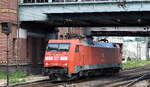 DB Cargo AG, Mainz [D] mit ihrer  152 053-5  [NVR-Nummer: 91 80 6152 053-5 D-DB] am 23.06.26 H�he Bahnhof Hamburg-Harburg.