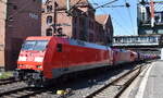 DB Cargo AG, Mainz [D] mit der Doppeltraktion  152 115-2  [NVR-Nummer: 91 80 6152 115-2 D-DB] +  152 086-5  [NVR-Nummer: 91 80 6152 086-5 D-DB] und einem Ganzzug Sch�ttgutwagen mit Schwenkdach am 14.08.26 H�he Bahnhof Hamburg-Harburg.