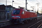 DB Regio AG - Region Nordost, Fahrzeugnutzer: Regionalbereich Berlin/Brandenburg, Potsdam mit ihrem Taurus  182 011  (NVR:  91 80 6182 011-7 D-DB ) am 16.12.25 Durchfahrt Bahnhof Senftenberg.