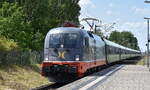 Flixtrain mit dem angemieteten Hectorrail Taurus  242.504 , Name:  Mr Potato Head  [NVR-Nummer: 91 80 6182 504-1 D-HRDE] und Wagengarnitur bei der Durchfahrt Bahnhof Berlin-Staaken Richtung Bahnhof Berlin-Spandau am 03.06.25