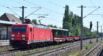 DB Cargo AG, Mainz [D] mit ihrer  185 210-2  [NVR-Nummer: 91 80 6185 210-2 D-DB] und einigen Drehgestell-Flachwagen (leer) am 24.06.26 H�he Bahnhof Luckenwalde.