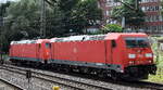 DB Cargo AG, Mainz [D] mit der Doppeltraktion  185 288-8  [NVR-Nummer: 91 80 6185 288-8 D-DB] +  185 296-1  [NVR-Nummer: 91 80 6185 296-1 D-DB] am 29.07.26 H�he Bahnhof Hamburg-Harburg.