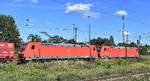 DB Cargo AG, Mainz [D] mit der Doppeltraktion  185 203-7  [NVR-Nummer: 91 80 6185 203-7 D-DB] +   185 298-7  [NVR-Nummer: 91 80 6185 298-7 D-DB] und dem Erzzug aus Hamburg Richtung Ziltendorf Eko am 29.08.26 H�he Bahnhof Frankfurt (Oder).