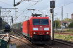 DB Cargo AG, Mainz [D] mit ihrer  185 006-4  [NVR-Nummer: 91 80 6185 006-4 D-DB] Richtung Frankfurt (Oder) am 06.10.26 H�he Bahnhof F�rstenwalde (Spree).