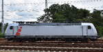 AKIEM SAS, Saint-Ouen [F] Lok  185 579-0  [NVR-Nummer: 91 80 6185 579-0 D-AKIEM], aktueller Leasingnehmer? abgestellt neben einer Abstellgruppe Containertragwagen 30.07.25 Höhe Bahnhof Ruhland.
