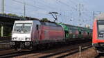 HSL Logistik GmbH, Hamburg-Tiefstack [D] mit der geleasten Akiem Lok  186 365-3  [NVR-Nummer: 91 80 6186 365-3 D-AKIEM] und einem polnischen Getreidezug von Ost-West Logistic-Poland am Haken am 18.06.25 Höhe Bahnhof Schönefeld b. Berlin.