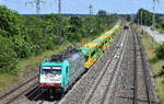 Captrain Polska Sp. z o.o., Wrocław [PL] mit ihrer   E 186 132  [NVR-Nummer: 91 80 6186 132-7 D-D-CTPL] und einem PKW-Transportzug (leer) am 08.06.26 H�he Bahnhof Saarmund.