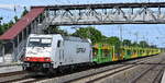 Captrain Polska Sp. z o.o., Wrocław [PL] mit der geleasten Akiem Lok   E 186 139  [NVR-Nummer: 91 80 6186 139-2 D-AKIEM] und einem PKW-Transportzug (leer) am 08.06.26 H�he Bahnhof Saarmund.