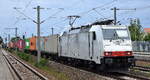 ITL - Eisenbahngesellschaft mbH, Dresden [D] mit der geleasten Akiem Lok  E 186 138  [NVR-Nummer: 91 80 6186 138-4 D-ITL] und einem Containerzug am 17.08.26 H�he Bahnhof Luckenwalde.
