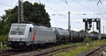 HSL Logistik GmbH, Hamburg [D] mit der geleasten Akiem Lok  '186 382-8' [NVR-Nummer: 91 80 6186 382-8 D-AKIEM] und einem Kesselwagenzug (f�r Ethanol) am 26.08.26 H�he Bahnhof Magdeburg-Neustadt.